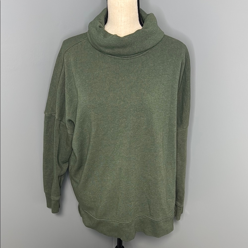 Time and Tru Women’s Green Turtle Neck Sweatshirt Sz M (8-10)